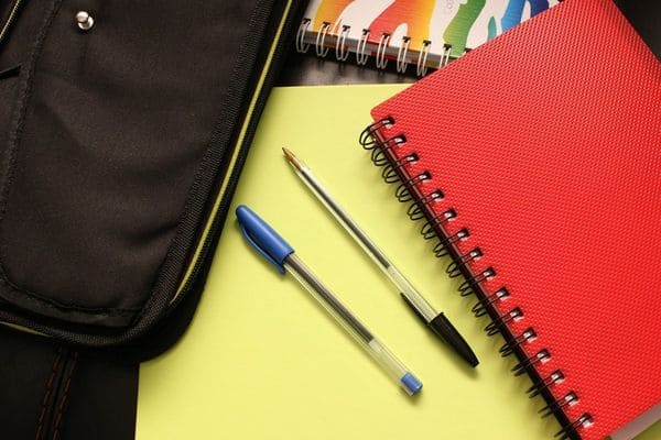 Cuadernos y maletas de bolígrafos