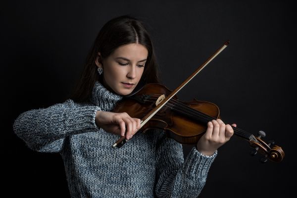 Chica con violín